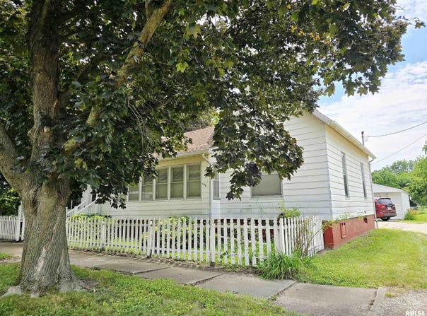 146 E HICKORY Street, Canton, IL 61520