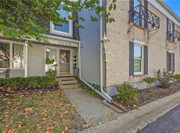 8705 Riggs Lane, Overland Park, KS 66212