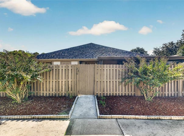 810 HUNTERS Court, BRANDON, FL 33511