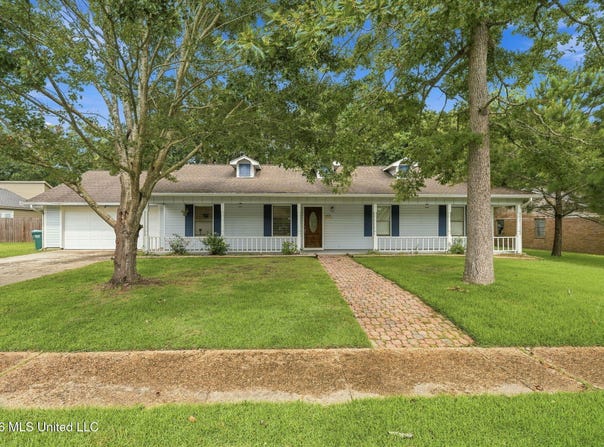 122 Booth Circle, Ocean Springs, MS 39564