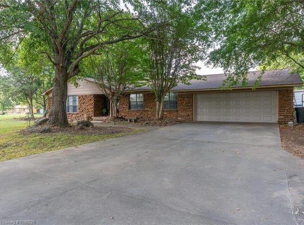 101 Schwartz DR, Paris, AR 72855