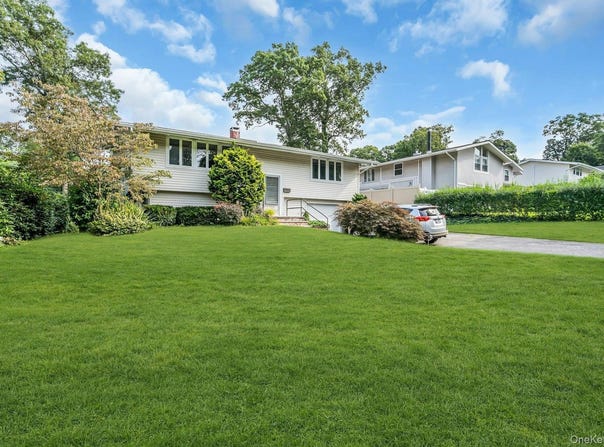 23 Redleaf Lane, Commack, NY 11725