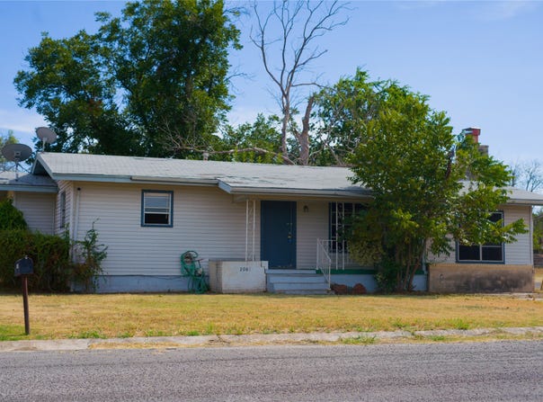 2007 W Commerce Street, San Saba, TX 76877