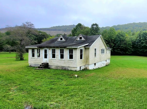 6095 W Midland Trl, Charmco, WV 25958