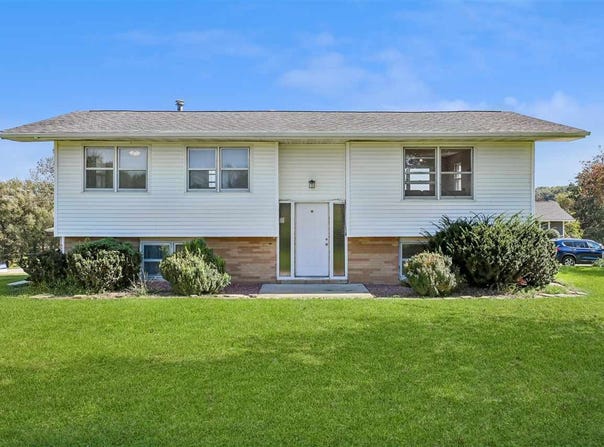 1733 Lake Front Dr NE, Solon, IA 52333