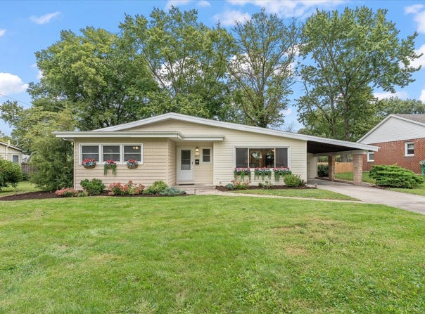 907 S Longview Road, Monticello, IL 61856