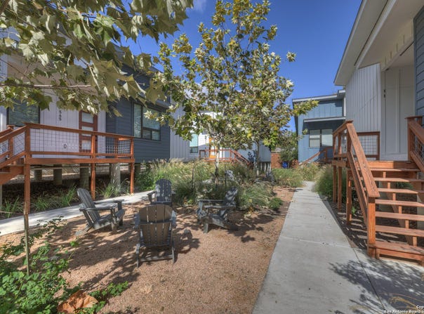 565 E BASEL ST, New Braunfels, TX 78130-4305