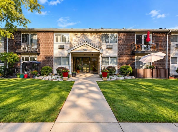 9575 N Terrace pl, Des Plaines, IL 60016