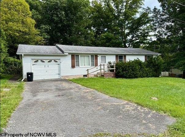 28 S Grove Avenue, Reedsville, WV 26547