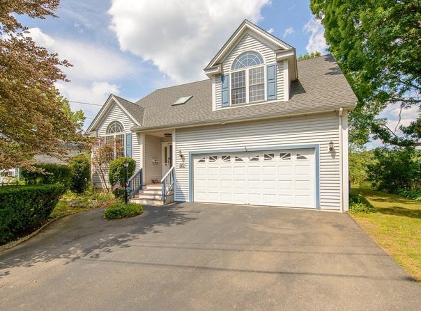 220 River Rd, Lowell, MA 01852