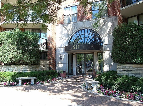 511 Aurora Avenue, Naperville, IL 60540