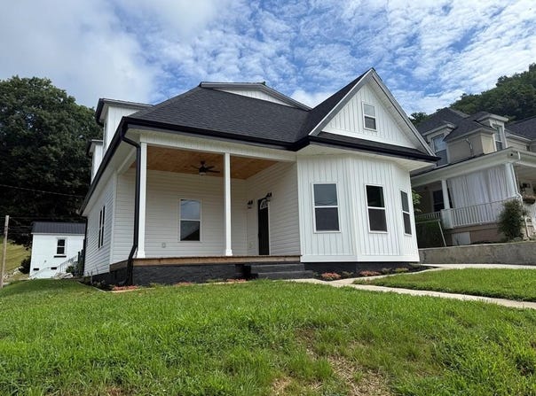 121 4th, Paintsville, KY 41240