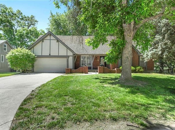 213 Juniper Street, Lee's Summit, MO 64064