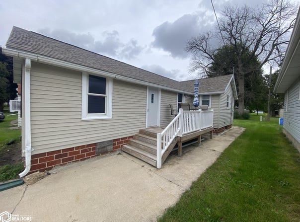110 S 4th St, Klemme, IA 50449