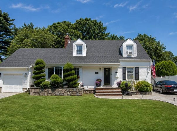 22-09 202nd St, Bayside, NY 11360