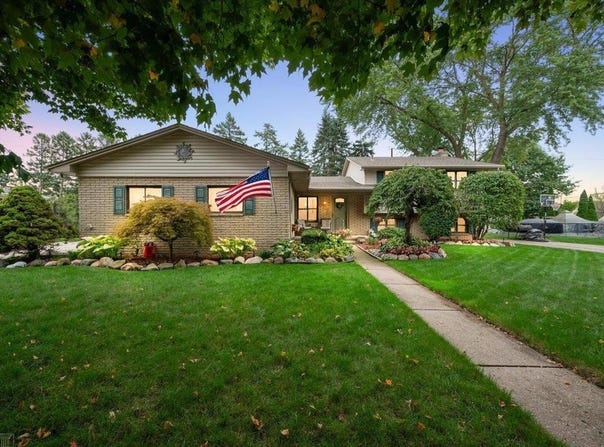 35772 Hilton Drive, Clinton Township, MI 48035
