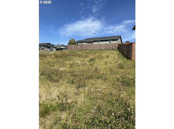 1001 E 9TH St, Lafayette, OR 97127
