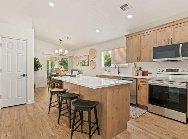 504 E TELEGRAPH St, Washington, UT 84780