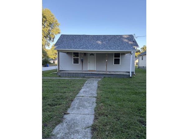 1052 Ellsworth Ave, Marshall, MO 65340