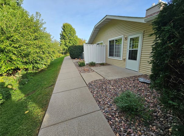 3330 S Robin Meadows Lane, Eau Claire, WI 54701