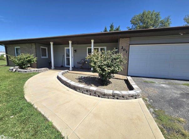 207 Willow Drive, La Harpe, IL 61450