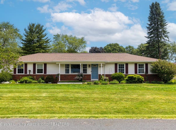 15089 Pinehurst Drive, Lansing, MI 48906