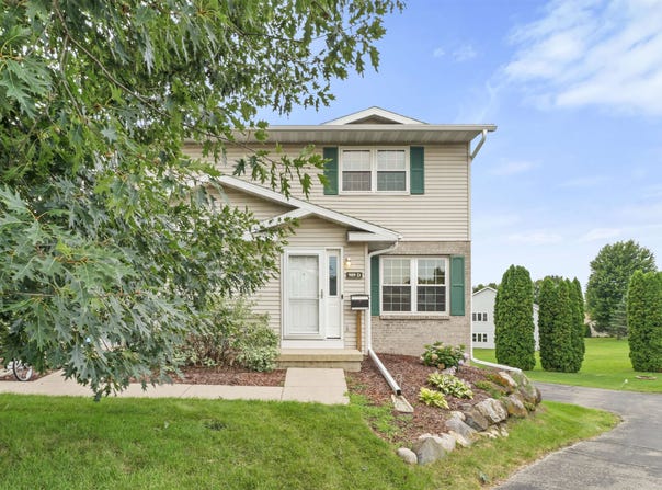 909 N Clover Lane, Cottage Grove, WI 53527