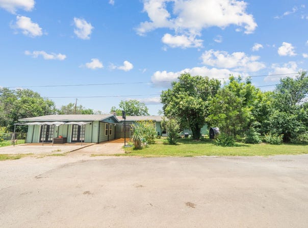 914 6th St, Blanco, TX 78606