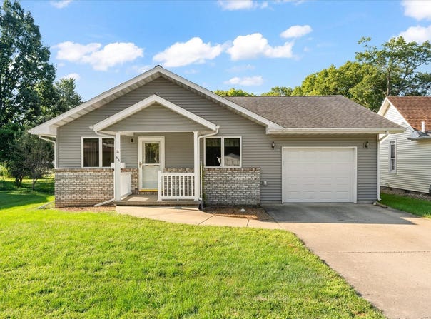 915 E Grant Street, Monticello, IL 61856