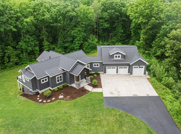 1497 10 Mile Road NE, Comstock Park, MI 49321