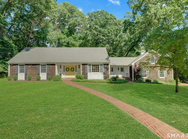 6 Stoneleigh Square, Fairfield, CT 06825