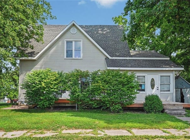 106 3rd Avenue E, Coggon, IA 52218