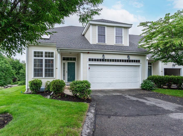 4 Kingson Ln, Medway, MA 02053
