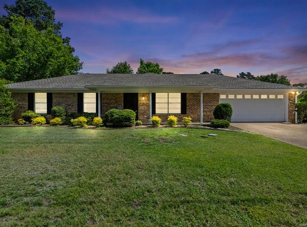 907 Robin Lane, White Oak, TX 75693