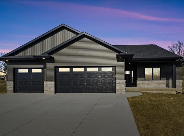718 Pointer Circle, Center Point, IA 52213
