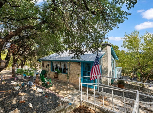 18307 E Lakeview Dr, Jonestown, TX 78645