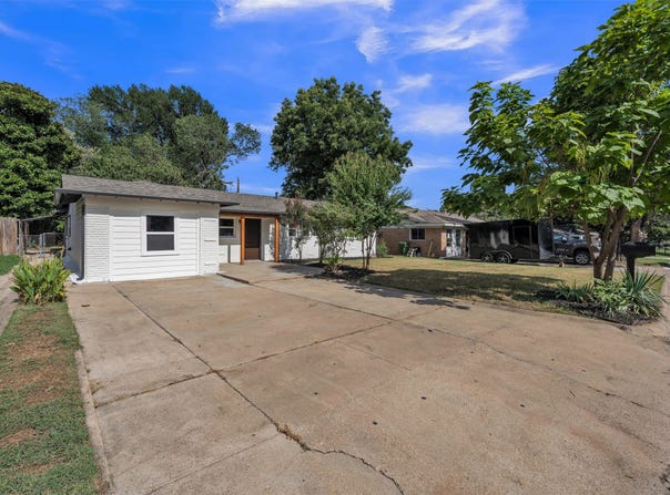 408 Simmons Drive, Hurst, TX 76053