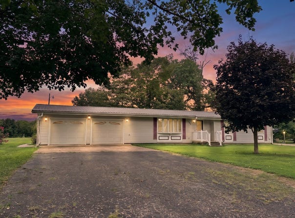 720 Sunset Rd, Clay City, IL 62824