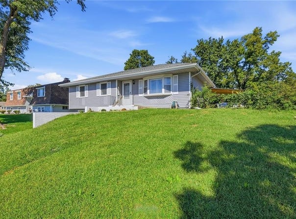 8646 SPLITLOG Avenue, Kansas City, KS 66112