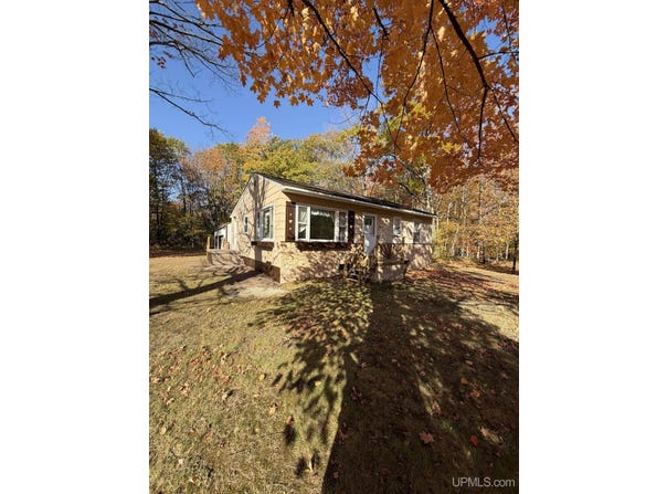 915 Vandenboom Avenue, Marquette, MI 49855