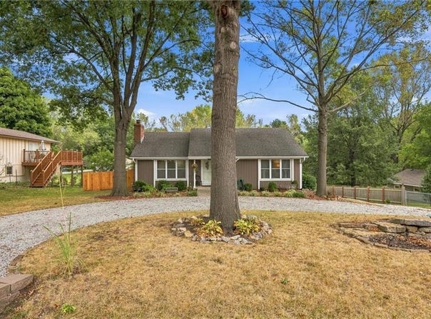 712 Shishir Road, Peculiar, MO 64078