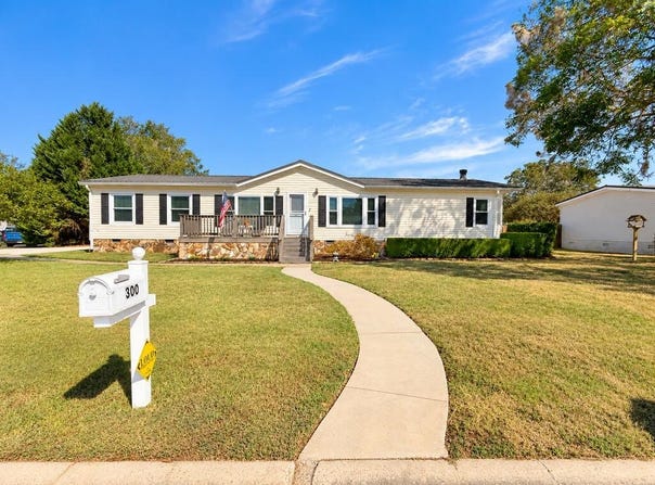 300 Arrlington Bend, Byron, GA 31008