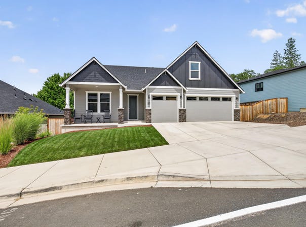 327 Arrowhead Trail, Eagle Point, OR 97524