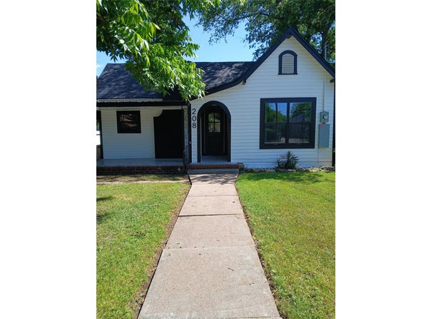 208 E 9TH Street, Coleman, TX 76834