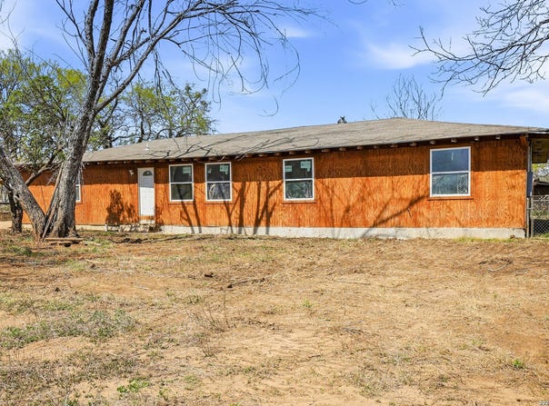 11515 Ford, Adkins, TX 78101