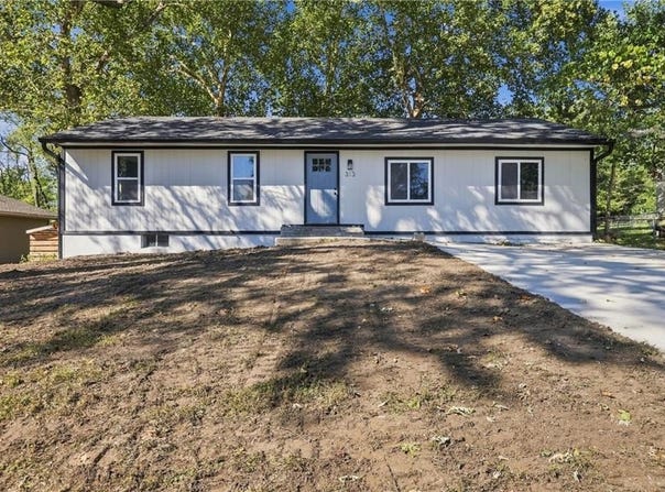 313 Clearview Drive, Pleasant Hill, MO 64080