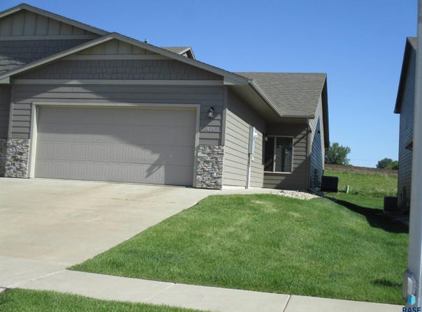 7426 E 45 St, Sioux Falls, SD 57110