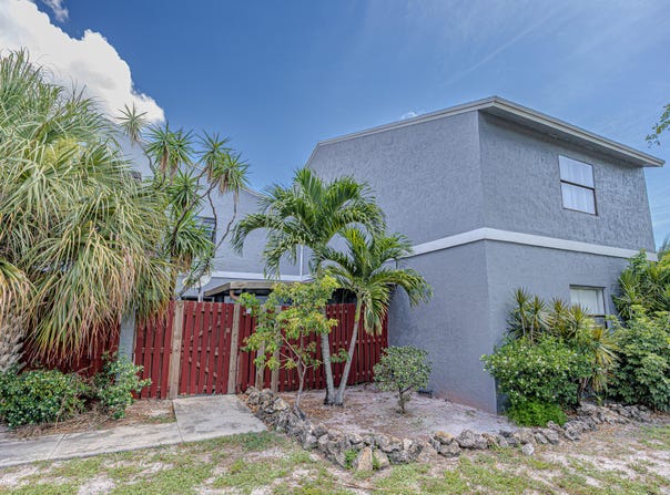 7 CROSSINGS Circle, Boynton Beach, FL 33435