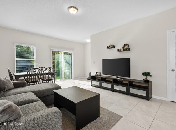 893 CAPITOL Parkway, Jacksonville, FL 32218