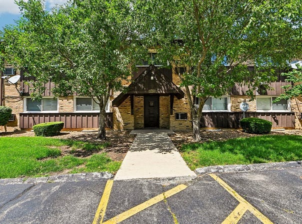 2220 Arbor Circle, Downers Grove, IL 60515